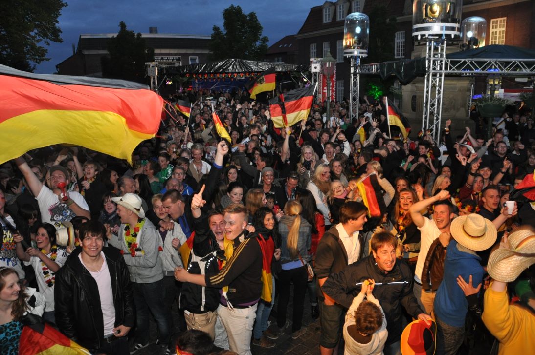 Impressionen vom Public-Viewing in Leer zur EM2012 - die WM2014 wird noch größer