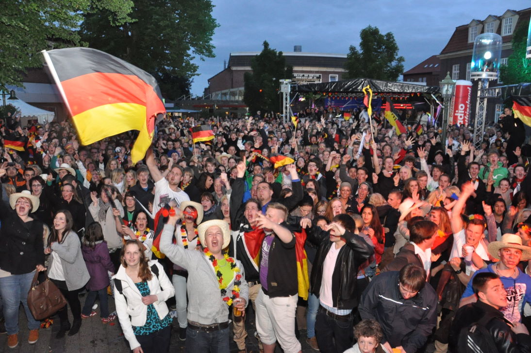 Impressionen vom Public-Viewing in Leer zur EM2012 - die WM2014 wird noch größer