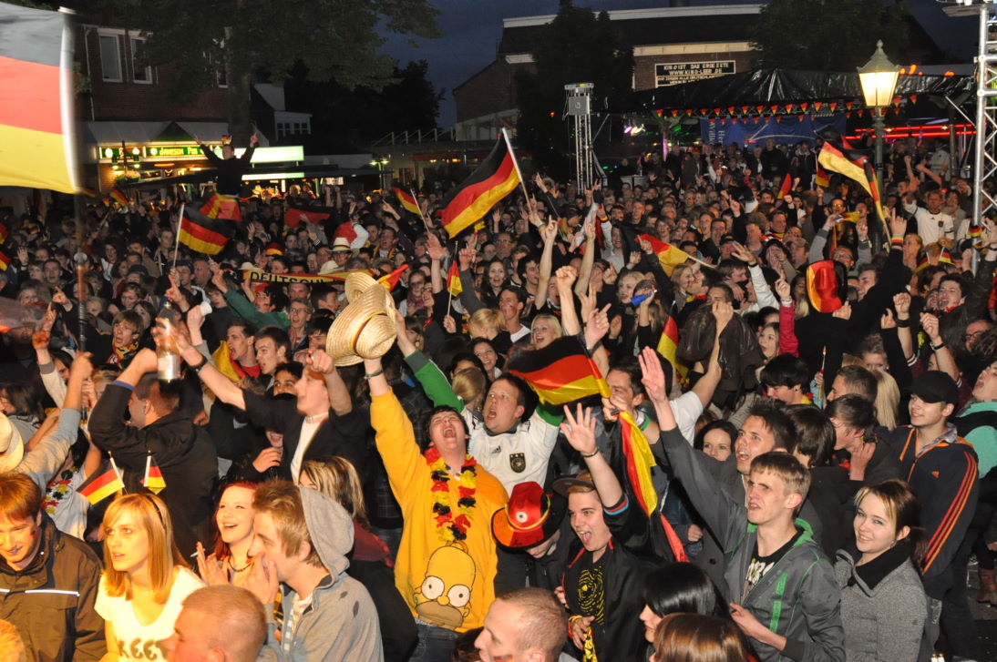 Impressionen vom Public-Viewing in Leer zur EM2012 - die WM2014 wird noch größer