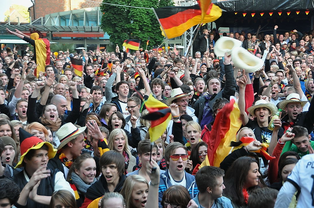 Impressionen vom Public-Viewing in Leer zur EM2012 - die WM2014 wird noch größer
